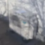 Außeneinheit einer Klimaanlage montiert im Außenbereich, effizient platziert für optimale