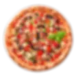 Vegetarische Pizza mit Gemüse, Champignons, Zwiebeln, Paprika und Basilikum im La Vita Mür