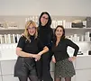 Team der Haarlounge Vonthien mit drei Stylistinnen lachend vor Regalwand mit Haarpflegepro