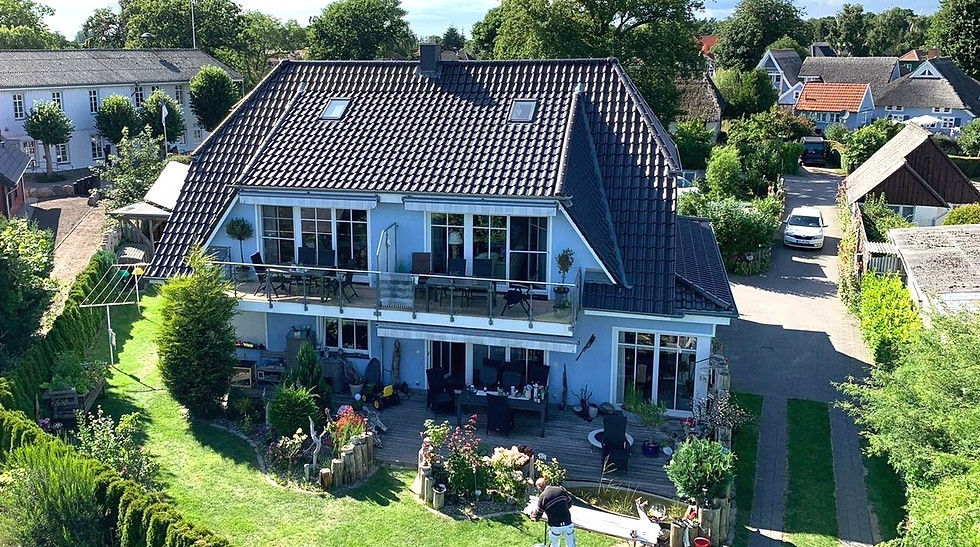 Gemütliche Ferienwohnung mit großer Terrasse und gepflegtem Garten in Born, ideal für einen entspannten Ostsee Urlaub.