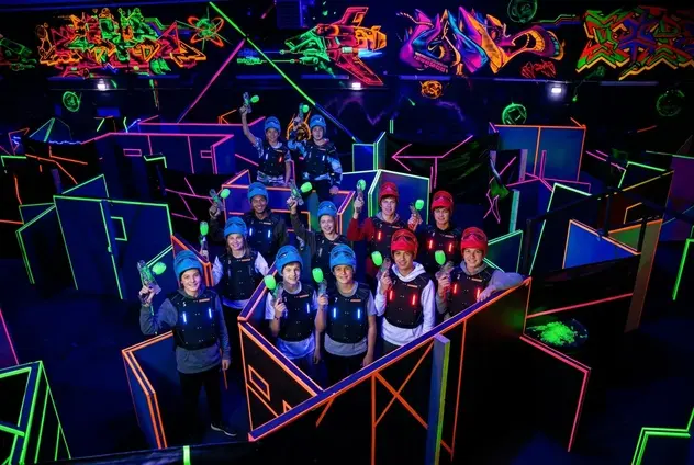 Schulausflug zu GellyTag Düsseldorf. Schulklasse erlebt spannende GellyBall Teamspiele mit Gel Blastern in der modernen Indoor Arena. Ideal für Klassenfahrten und Wandertage.