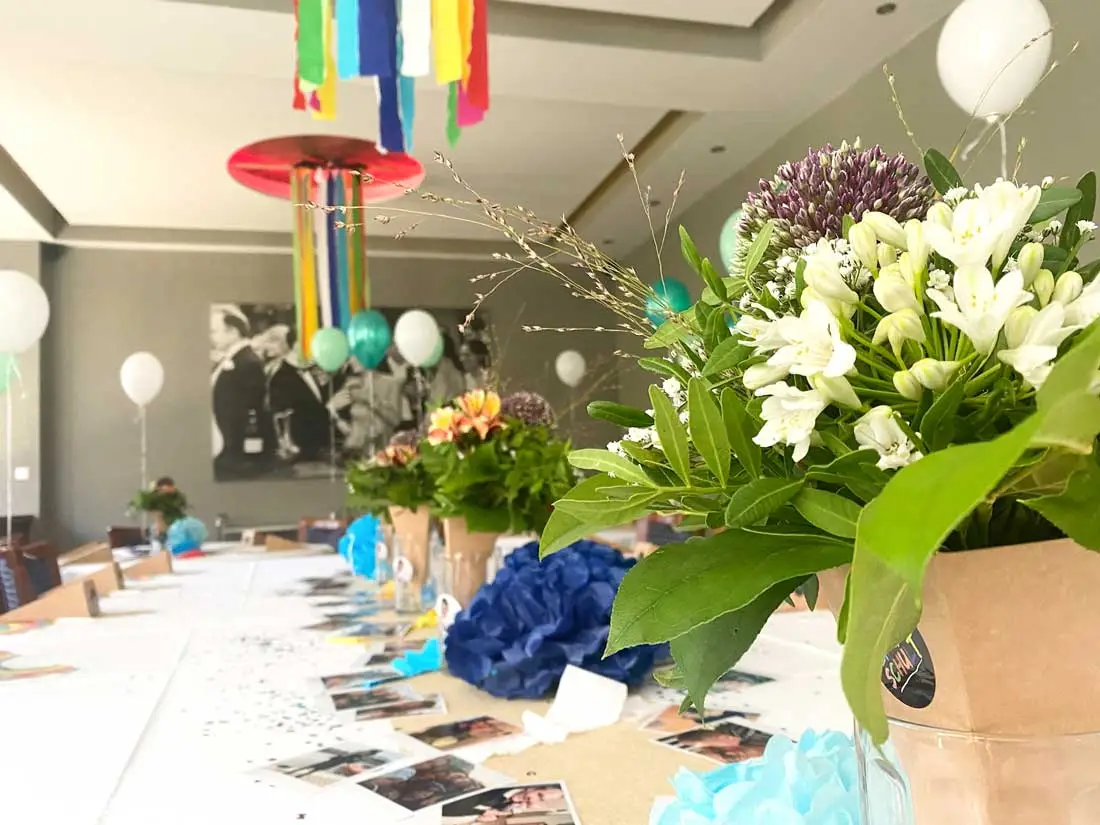 Nahaufnahme von Blumengestecken, die als Tischdekoration für eine Feier verwendet werden.