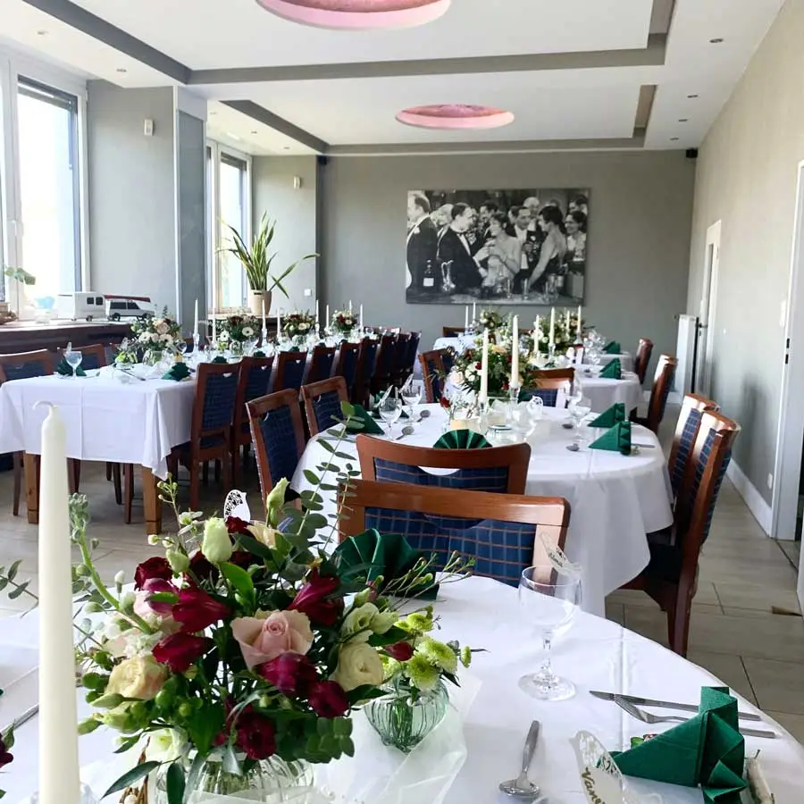 Stilvolle Tischdekoration mit Kerzen und Blumen für ein Event in unserer Location.