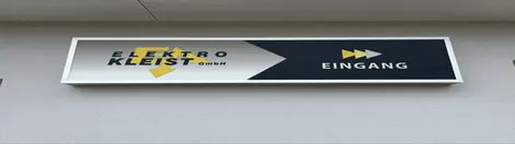 Elegantes Eingangsschild für Elektro Kleist mit Pfeilrichtungsanzeige.