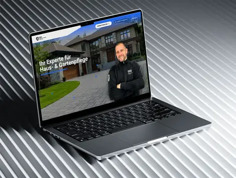Laptopbildschirm zeigt Webseite von DSG Rostock mit einem Portrait des Gründers.