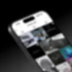 Smartphone-Display präsentiert das aktive Social Media Profil von Media Komplize, mit Beispielen von kreativen Beiträgen.