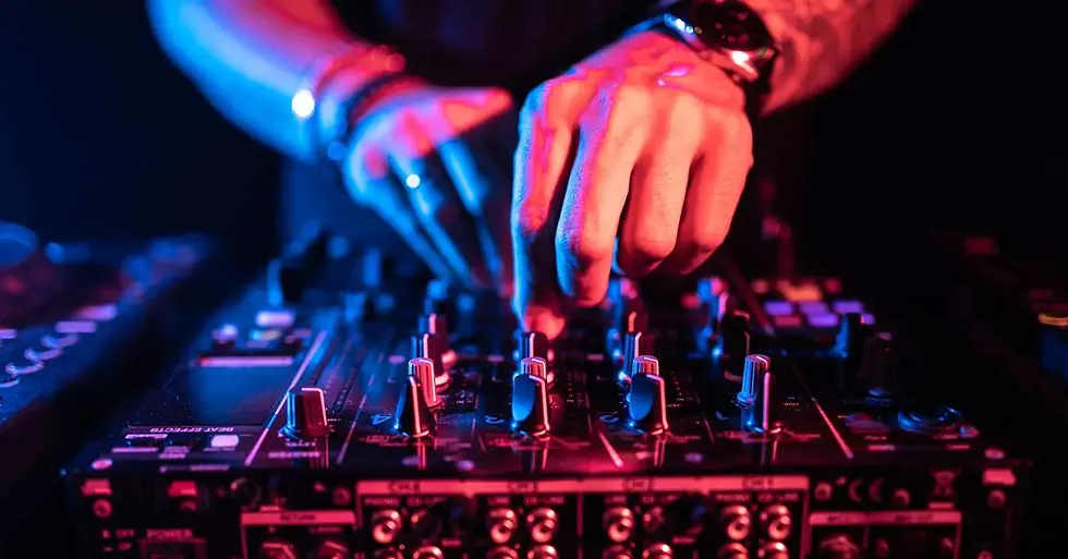 DJ steuert Musikanlage bei Event