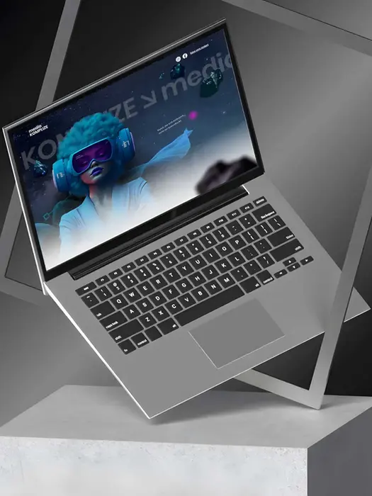 Laptop zeigt die innovative Webdesign-Seite von Media Komplize, betont moderne und benutzerfreundliche Oberfläche.