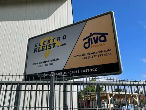 Großes Firmenschild von ‘Elektro Kleist’ an einem Geschäftsgebäude.