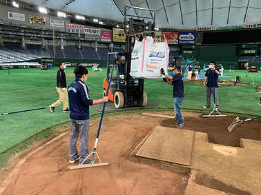 ブラックスティック マウンドクレイの搬入