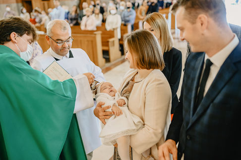 Rodzina, ceremonia w kościele chrzest święty, dziecko