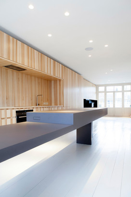Essenhouten keuken met grijze keukeneiland/eettafel. (In samenwerking met Thomas Meubels)
