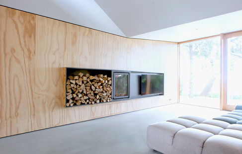 Tv en open haard ingebouwd in underlayment wand,Broek in Waterland (in samenwerking met Thomas meubels).