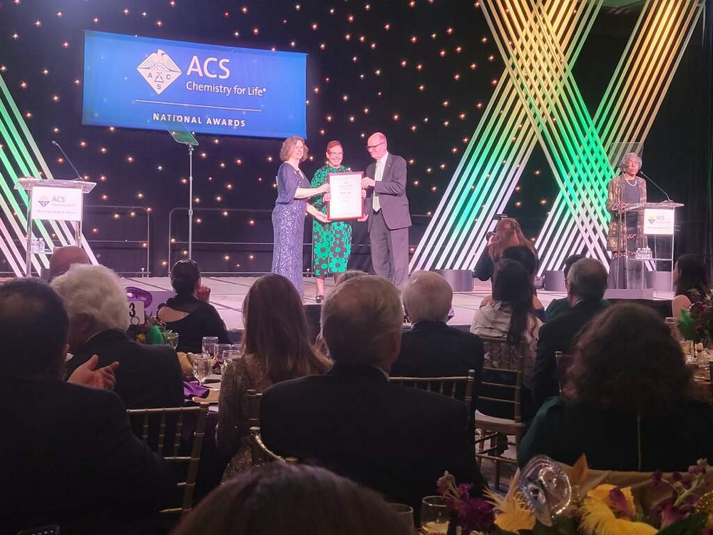 Dr. Disis accepts ACS Creative Invention Award in New Orleans