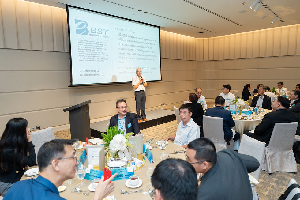 在開展首日下午舉辦的「台泰醫材產業媒合會」,台灣廠商向「泰國醫療器材協會」推薦的泰國進口商及通路商精彩簡報後,進行一對一洽談。圖為2024年生訊公司簡報,展會後成功爭取到泰國代理。