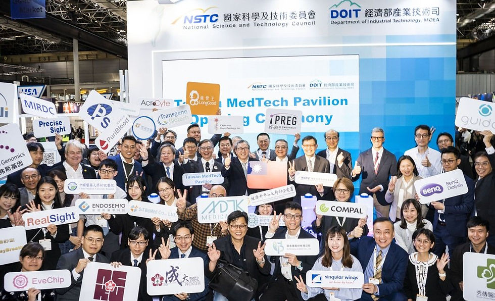 國科會與經濟部攜手臺灣46家智慧醫療團隊,在MEDICA 臺灣館(Taiwan MedTech Pavilion)開幕式後合影,展現Team Taiwan共同進軍國際市場的活力與自信。 國家科學及技術委員會/提供