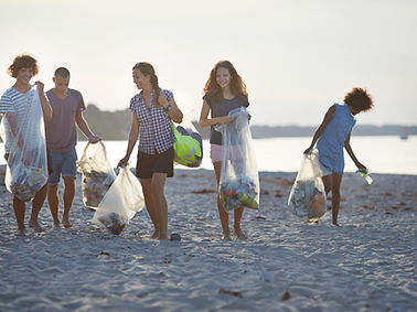 Voluntarios limpiando la playa