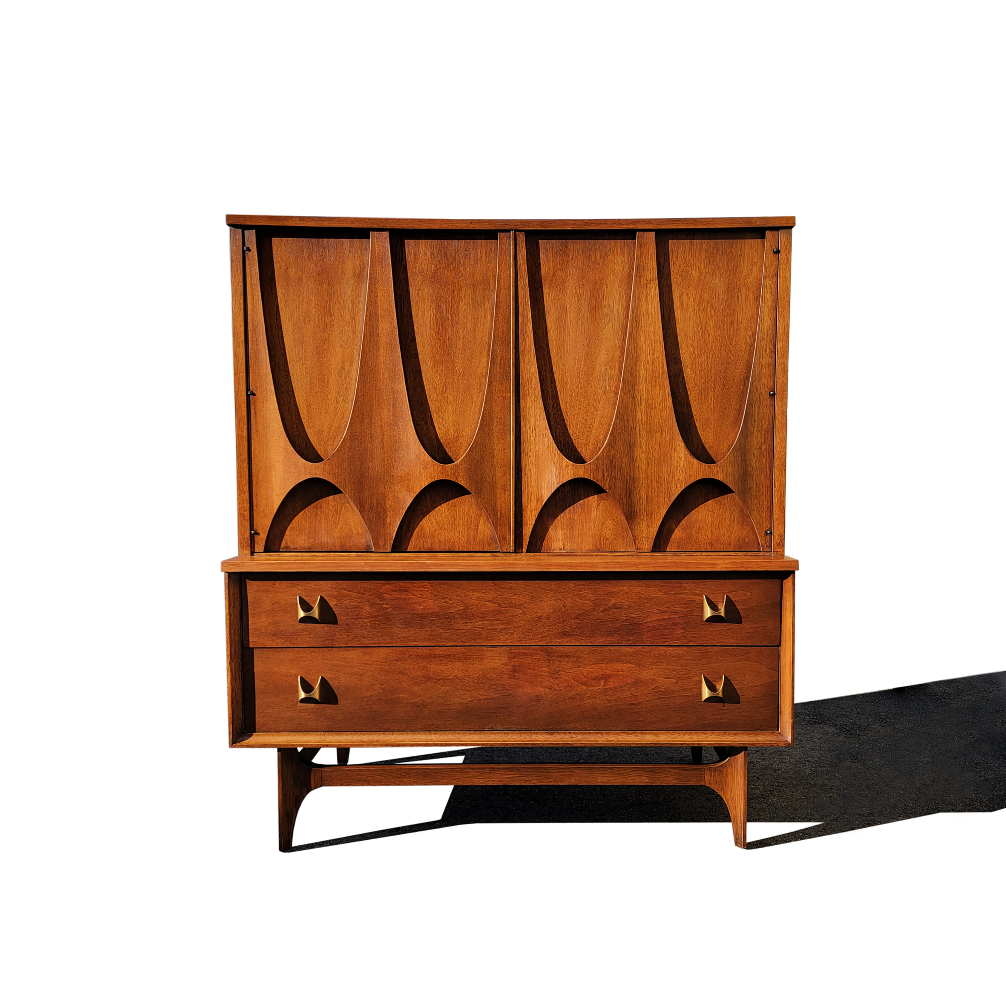 A mid-century modern Broyhill Brasilia gentleman chest - dresser
