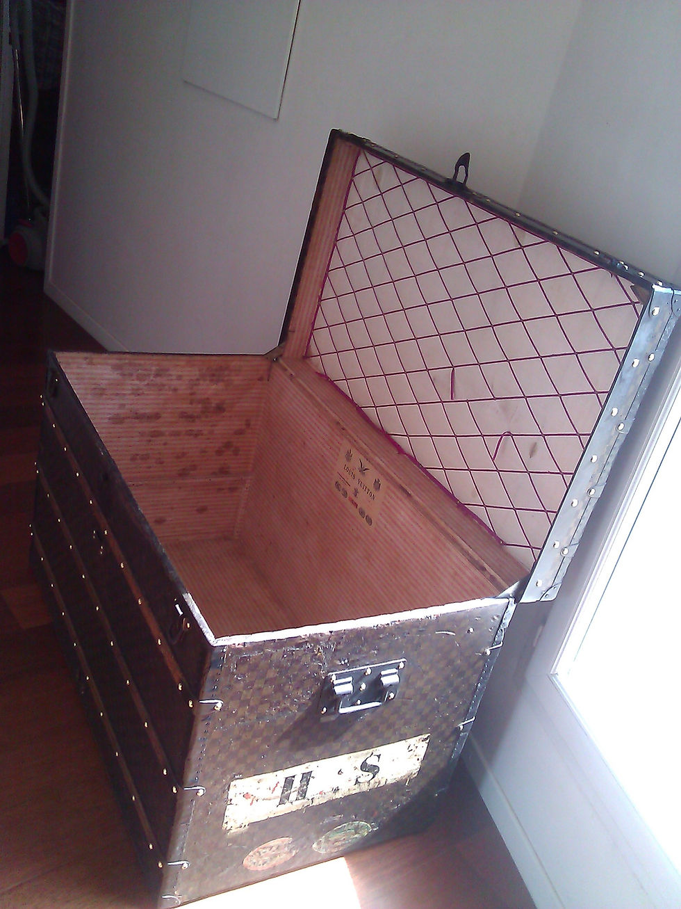 Thumbnail: Large Authentics old Vuitton "Damier" trunk circa 1890