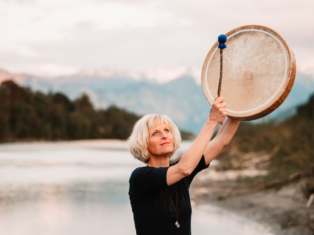Daniela Eaton mit Trommel in der Natur