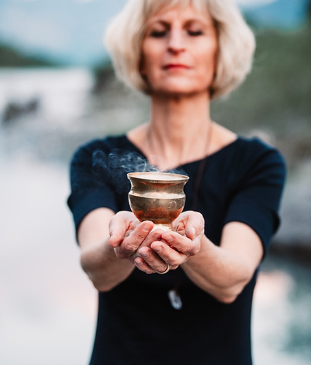 Daniela Eaton mit Räuchergefäss in den Händen