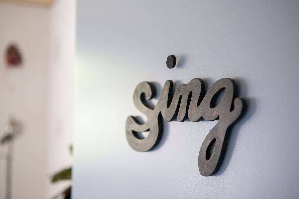 Schild "Sing" an Türe