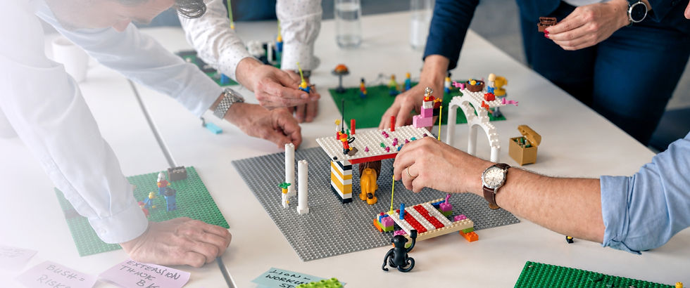 Gruppe im Spiel mit Lego