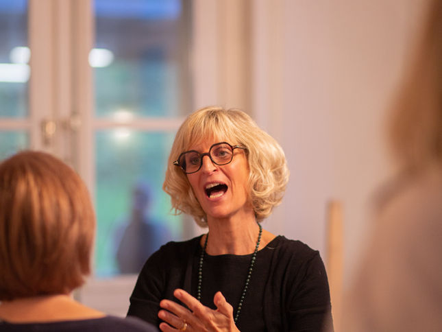 Daniela Eaton beim Singen in ihrer Singgruppe