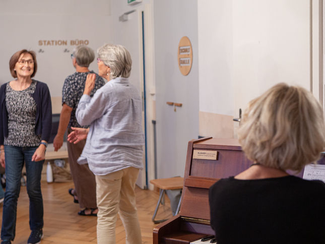 Daniela Eaton beim Unterrichten ihrer Singgruppe