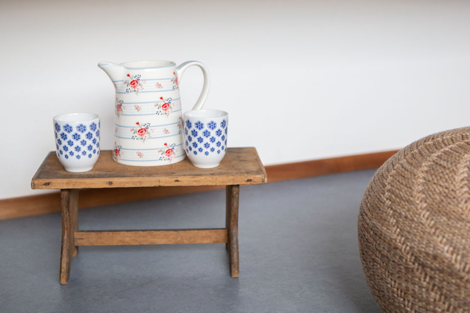 Arrangement von Krug und Teetassen