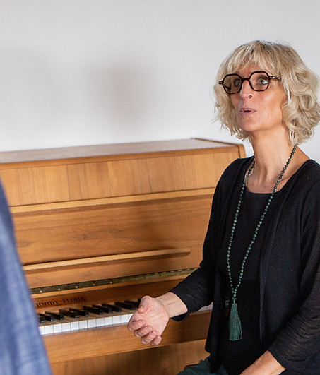 Daniela Eaton beim Unterrichten am Klavier