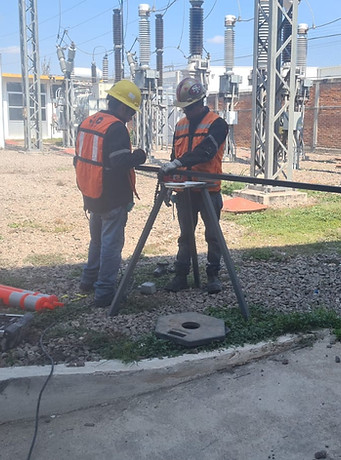 "Equipo de seguridad en obra eléctrica de Constructora Grupo JAC, asegurando un entorno laboral seguro."