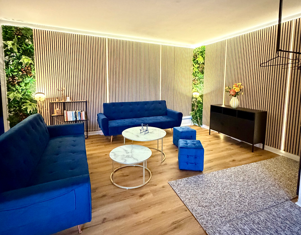 Moderner Loungebereich für Personal Training mit blauen Sofas
