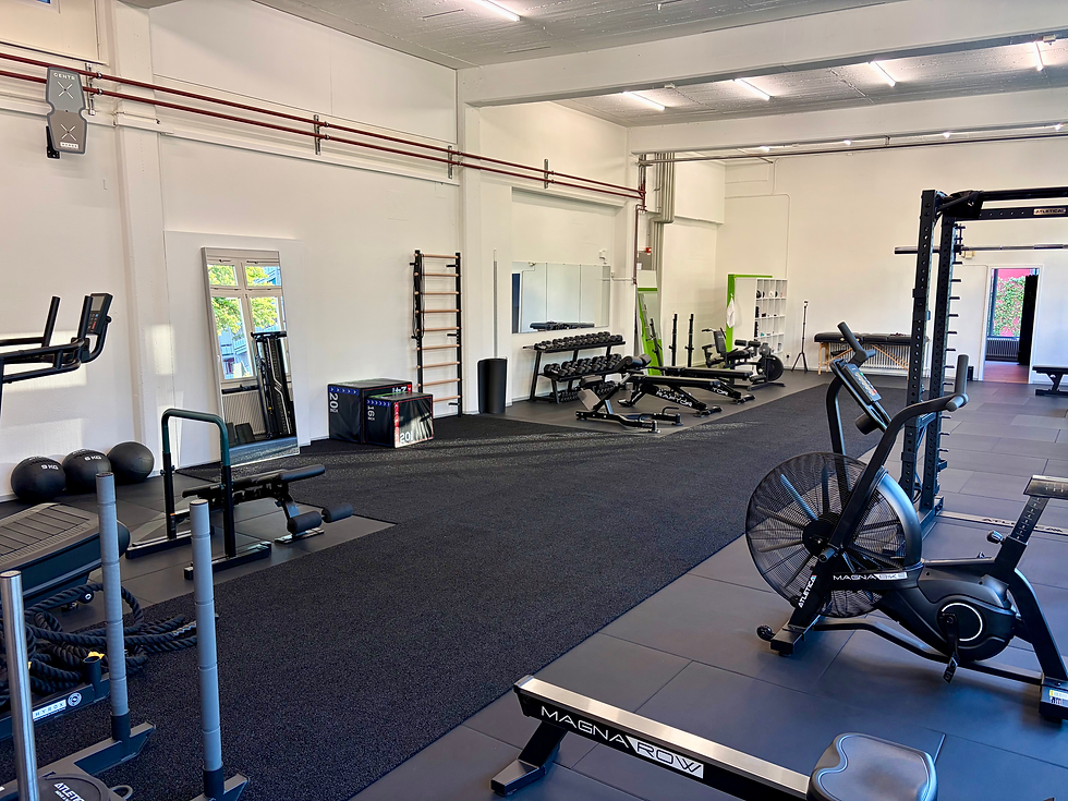 Modernes Fitnessstudio für Personal Training mit Geräten.