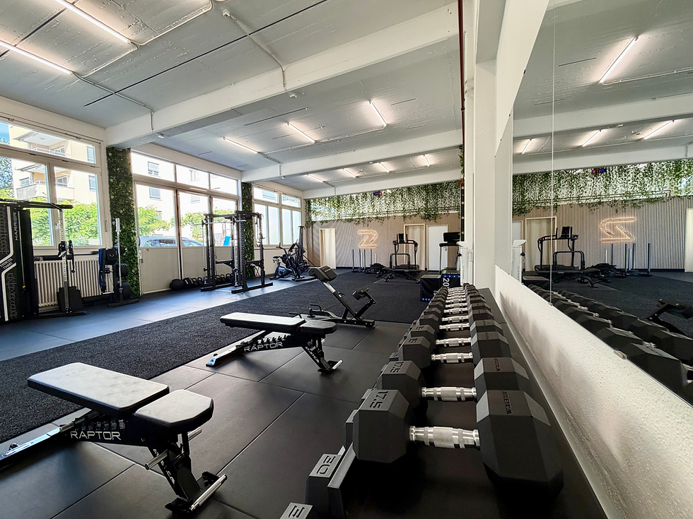 Modernes Fitnessstudio für Personal Training mit Hanteln.