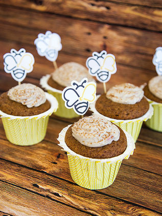 קאפקייקס דבש מקמח כוסמת וקרם שקדים ופטל