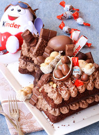 עוגת קינדר שוקולד מקמח כוסמין לילדים