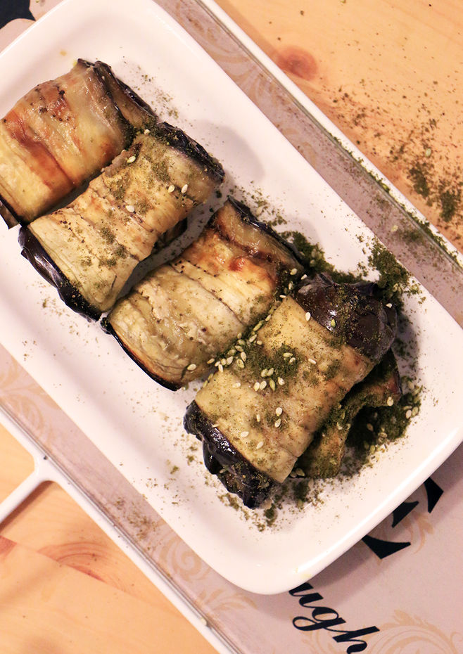 חצילים אפויים עם שום ושמן זית