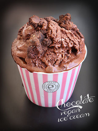 גלידת שוקולד קוקוס טבעונית עם חתיכות בראוניז