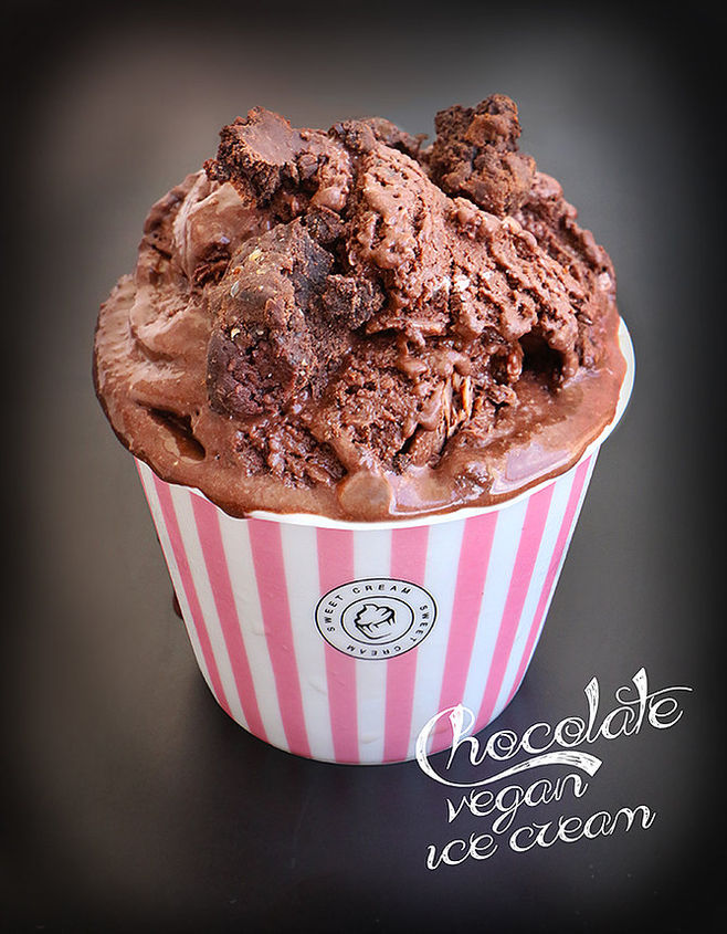 גלידת שוקולד קוקוס טבעונית עם חתיכות בראוניז