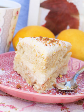 עוגת שקדים וקוקוס עם קרם קוקוס שוקולד לבן, כשרה לפסח, ללא גלוטן