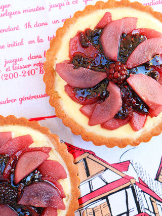 טארטלט שקדים עם קרם פטיסייר שקדים, ואגסים   ביין אדום