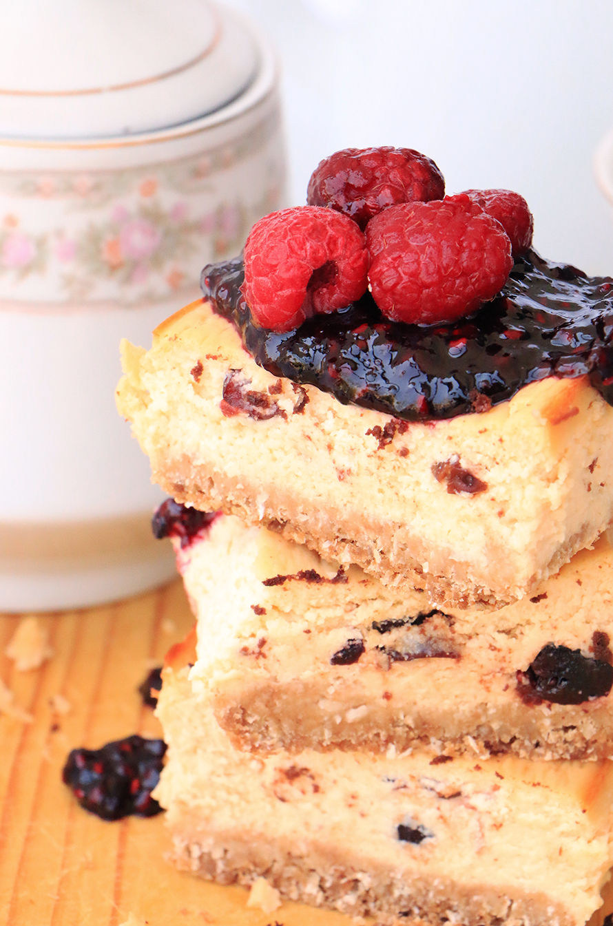 עוגת גבינה אפויה עם פירות יער לשבועות