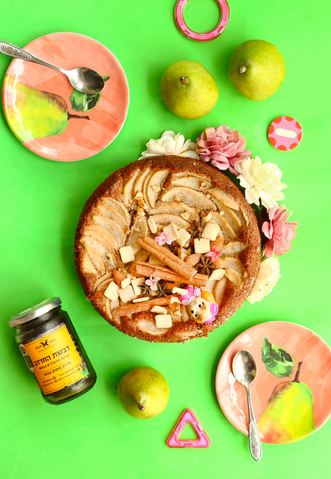 עוגת אגסים קיצית עם ממתיק דבשת החרוב