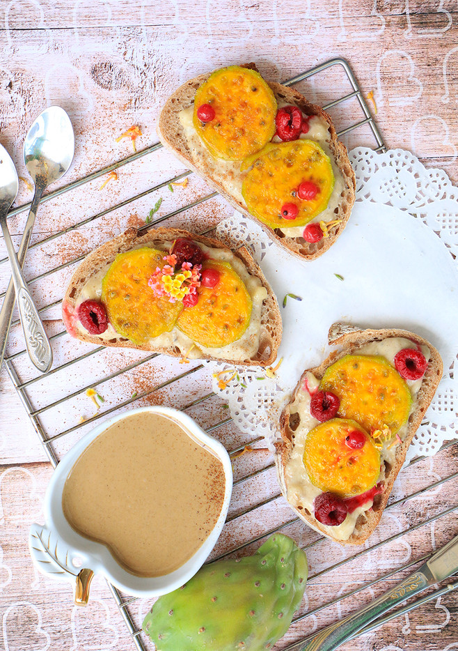 ממרח טחינה ובננה על בסיס לחם שיפון ביתי