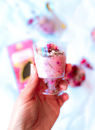 גלידה מסקרפונה קוקוס עם קונפיטורת פטל ושוקולד פטל