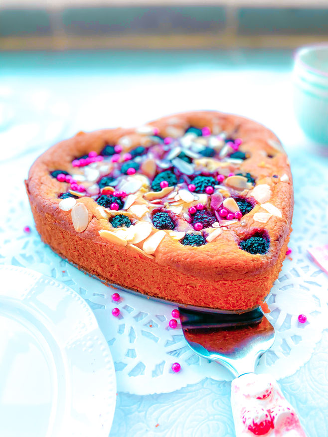 עוגת ריקוטה קינואה עם פטל שחור לשבועות