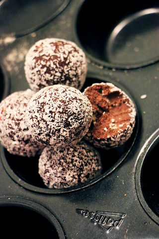 כדורי תמרים ושוקולד