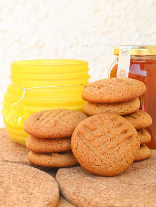 עוגיות דבש וחמאת בוטנים מקמח שיפון ושקדים