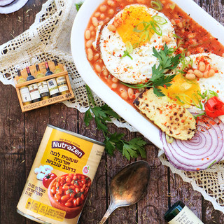 ארוחת בוקר אנגלית - שעועית לבנה ברוטב עגבניות עם ביצת עין